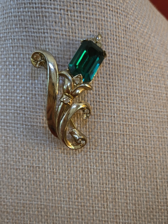 Coro Jewelry - Coro Gold-Tone Brooch with Emerald Green Crystal And Rhinestones